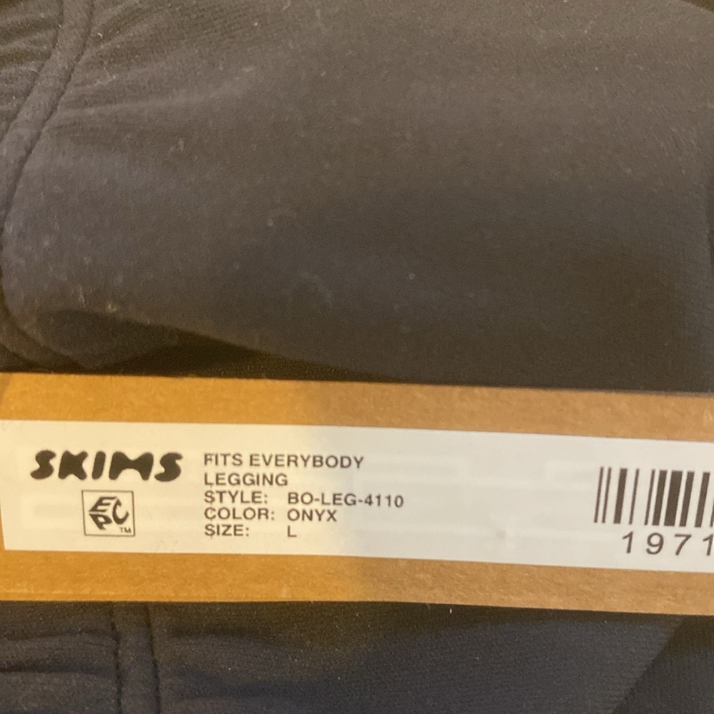 SKIMS Buttery Soft Fits Everybody Black Leggings - Picture 6 of 11
